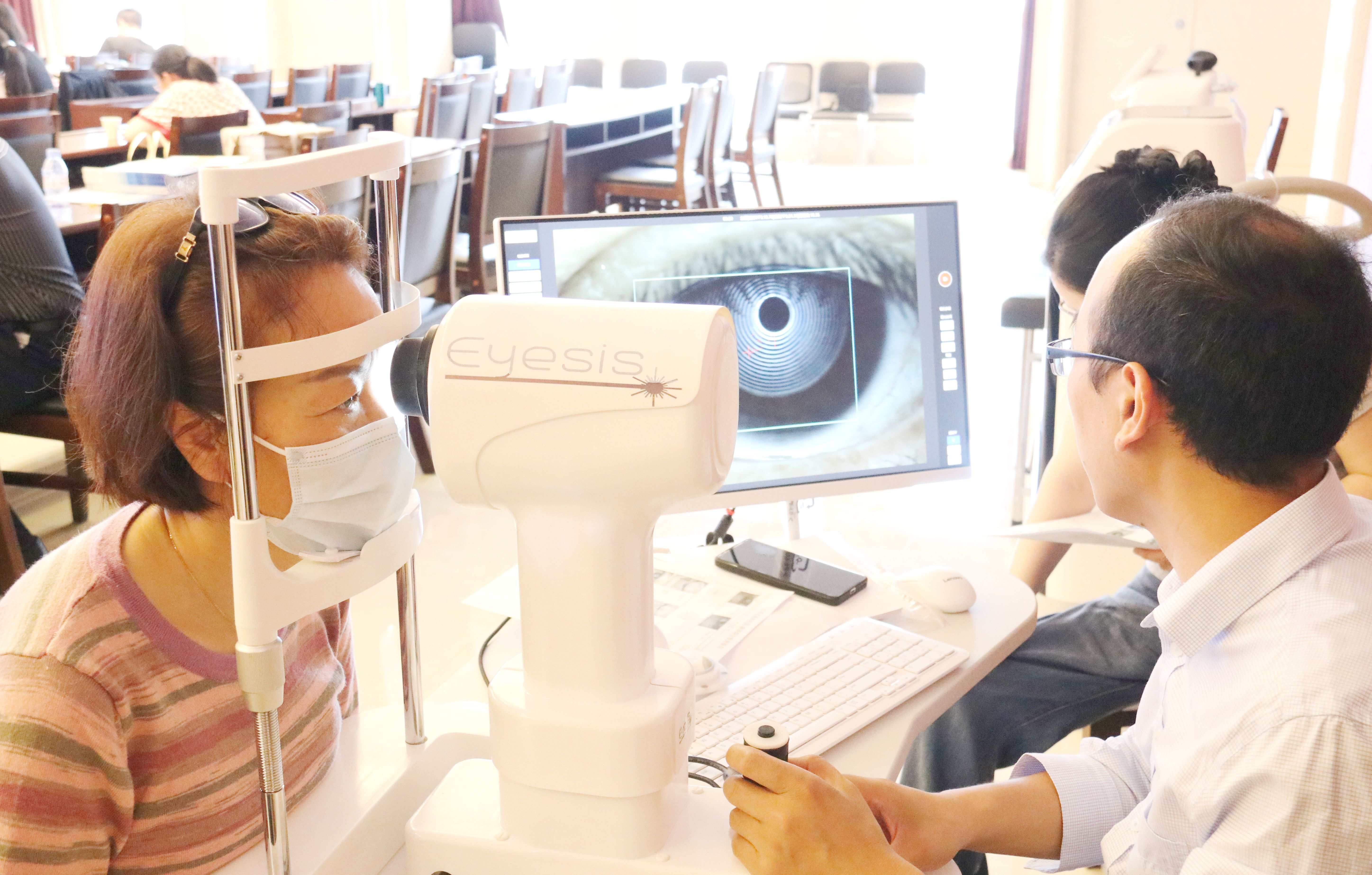 参会嘉宾观摩EYESIS干眼综合检查仪的操作流程