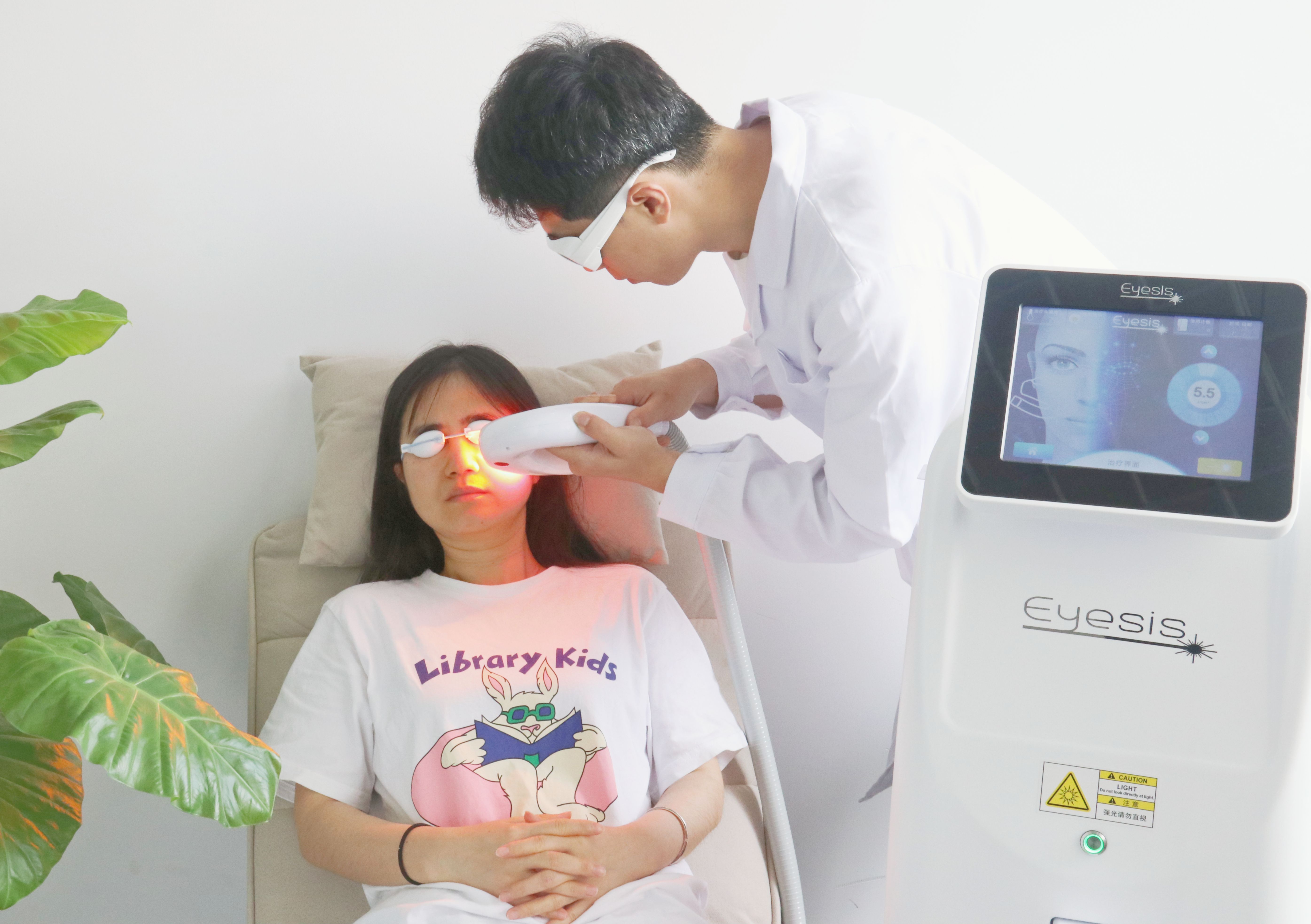 操作EYESIS强脉冲光干眼治疗仪给干眼患者做治疗
